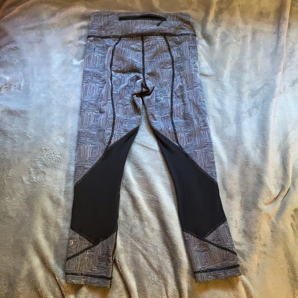 Patterned lululemon capris - Picture 2 of 2